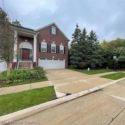 Rent this 3 bed house on 943 Sandalwood Drive in Troy, MI 48085