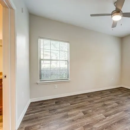 Image 3 - 17140 S I 35 Frontage Rd, Unit B - Apartment for rent
