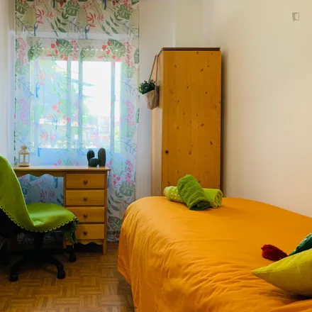 Rent this 3 bed room on Madrid in Colegio Público Ortiz Echagüe, Calle Jiménez Iglesias