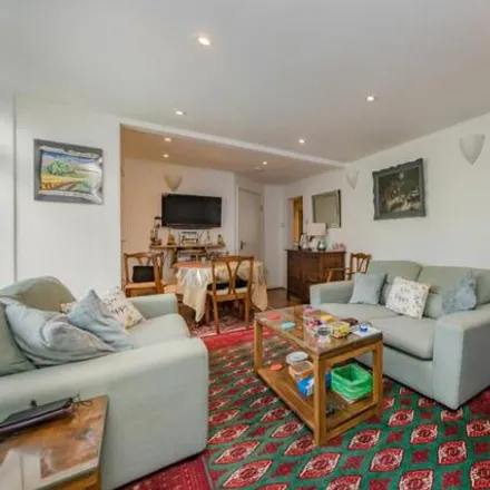 Image 2 - South Way, Lewes, BN7 1LX, United Kingdom - Apartment for sale
