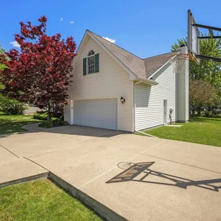 Image 2 - 3596 West Brenwick Drive, Peoria, IL 61614, USA - House for sale