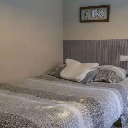 Rent this 5 bed apartment on Pastelería NUEZCAFÉ in Carrer de les Ànimes, 46002 Valencia