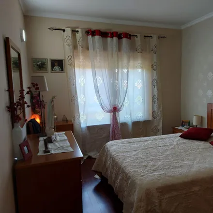 Rent this 2 bed room on Praceta Adelino Amaro da Costa 40 in 4435-830 Gondomar, Portugal