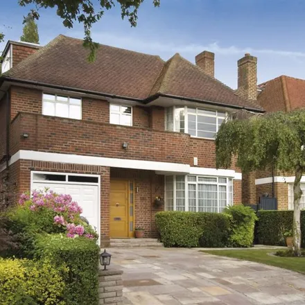 Rent this 6 bed apartment on Spencer Drive in London, N2 0QT