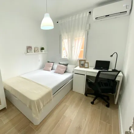 Rent this 4 bed room on Calle de Logroño in 3, 28931 Móstoles