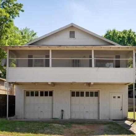 Buy this 2 bed house on 525 North Chestnut Street in Florence, AL 35630