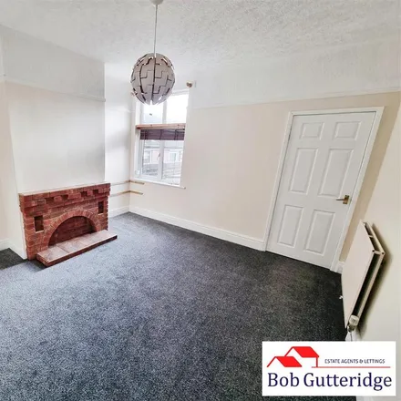 Image 2 - Heaton Terrace, Newcastle-under-Lyme, ST5 8PH, United Kingdom - Townhouse for rent