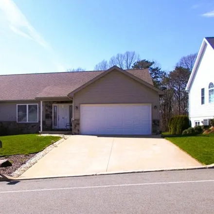 Buy this 3 bed house on 412 Gardenia Drive in Oak Hill, Moosic