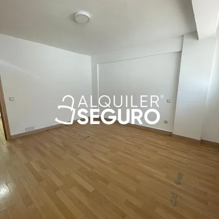 Image 6 - Calle de la Marquesa de Silvela, 28026 Madrid, Spain - Apartment for rent