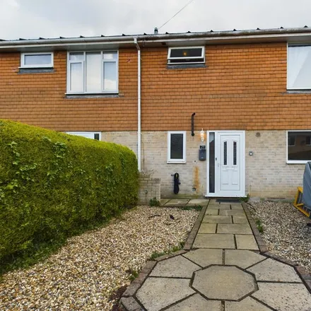 Rent this 3 bed townhouse on Barlows Road in Tadley, RG26 3RE