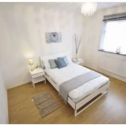 Rent this 4 bed apartment on 51 Hearnshaw Street in Ratcliffe, London