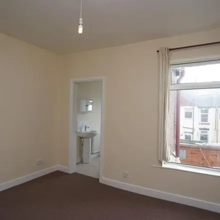 Image 6 - Long Hing, 71-73 Leppings Lane, Sheffield, S6 1SU, United Kingdom - Townhouse for rent