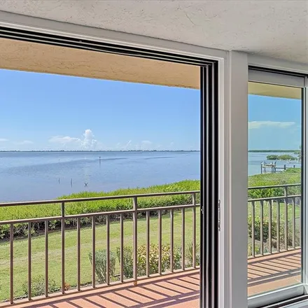 Buy this 2 bed condo on 6424 Sun Eagle Lane in Manatee County, FL 34210