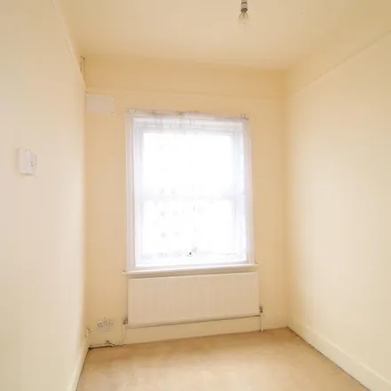 Image 5 - Shackleton Road, London, UB1 2JB, United Kingdom - Apartment for rent