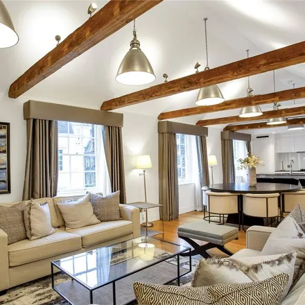 Rent this 3 bed apartment on 32 Hay's Mews in London, W1J 5BP