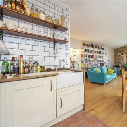 Image 3 - 192 Balls Pond Road, London, N1 4AA, United Kingdom - Apartment for sale