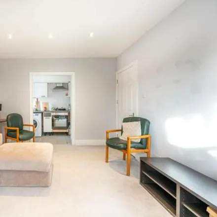 Image 3 - Meadway, London, IG3 9ER, United Kingdom - Apartment for sale