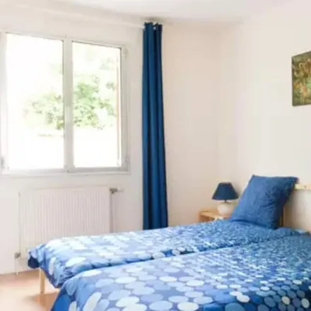 Rent this 3 bed house on 92150 Suresnes