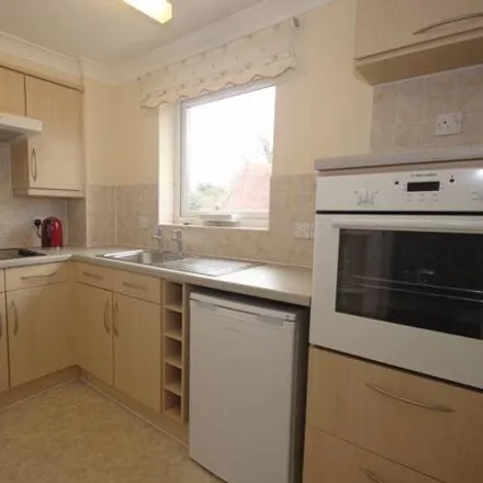 Image 4 - Lower Mead, Redhill, RH1 2FG, United Kingdom - Apartment for sale