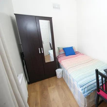 Rent this 5 bed room on 35 Mellitus Street in London, W12 0AX