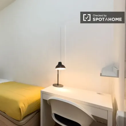 Rent this 5 bed room on Escola Collaso i Gil in Carrer de l'Abat Safont, 08001 Barcelona