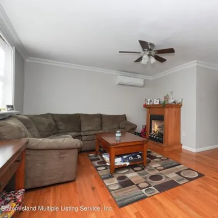 Image 3 - 105 Saint Marys Avenue, New York, NY 10305, USA - House for sale