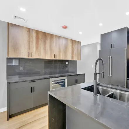 Image 4 - 931 East 31st Street, New York, NY 11210, USA - Townhouse for sale