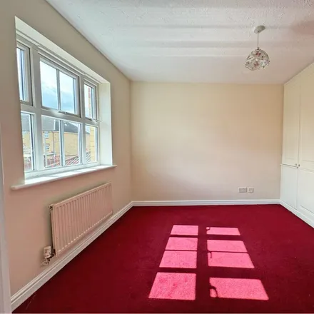 Image 5 - Bluebell Way, London, IG1 2JH, United Kingdom - House for rent