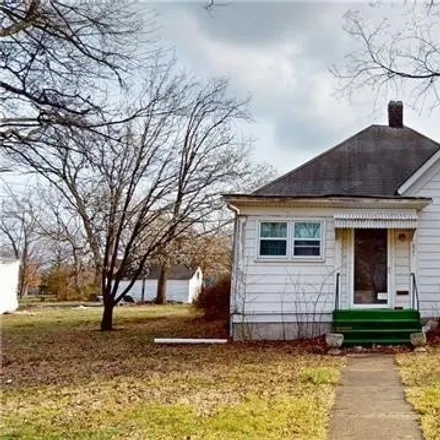 Buy this 2 bed house on 871 West Arch Street in Nevada, MO 64772