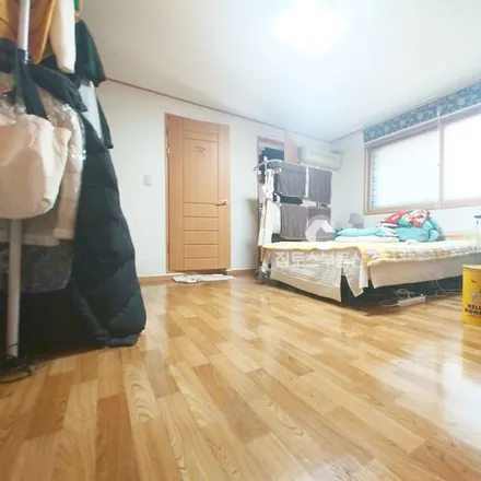 Rent this studio apartment on 서울특별시 송파구 송파동 17-6