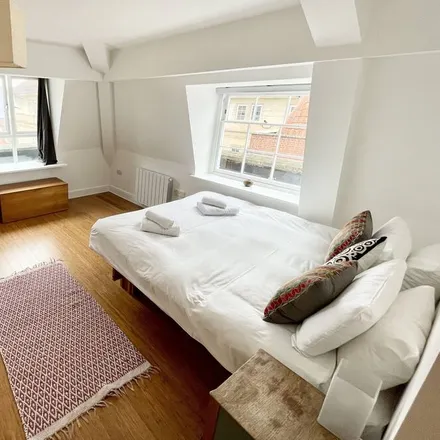 Rent this studio apartment on St Clement's Court