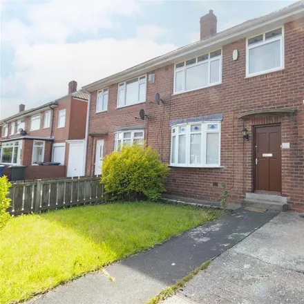Rent this 3 bed duplex on Stokesley Grove in Newcastle upon Tyne, NE7 7AU