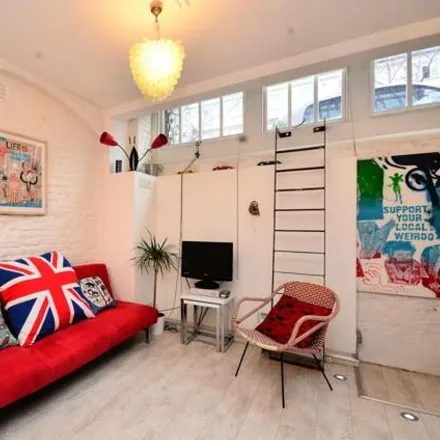 Rent this studio apartment on Enfield Cloisters (1-78) in Fanshaw Street, London