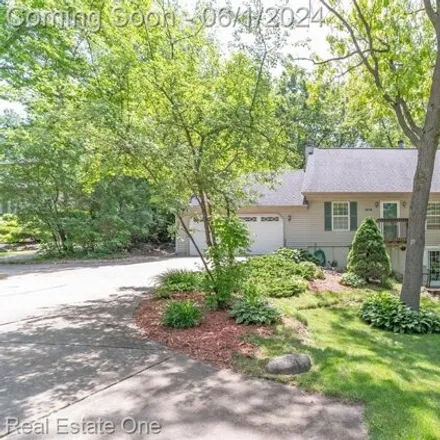 Buy this 4 bed house on 1698 Ridge Road in Highland Charter Township, MI 48383