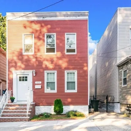 Rent this 4 bed house on 1626 Lurting Avenue in New York, NY 10461