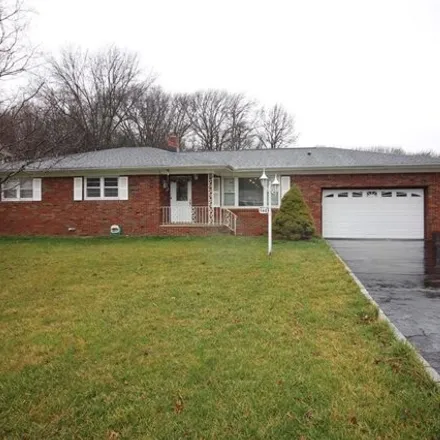 Rent this 3 bed house on 972 New Dover Road in Oak Tree, Edison