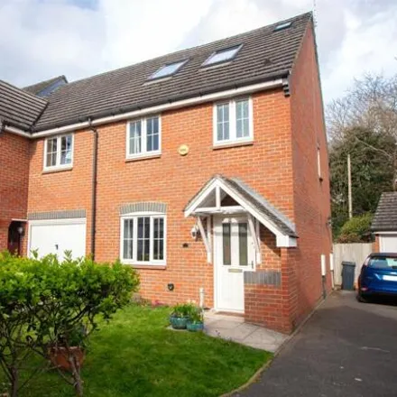 Buy this 5 bed duplex on 14 Swallows Croft in Reading, RG1 6UZ