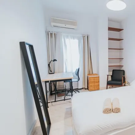 Rent this 5 bed room on Avenida del Mediterráneo in 16, 28007 Madrid