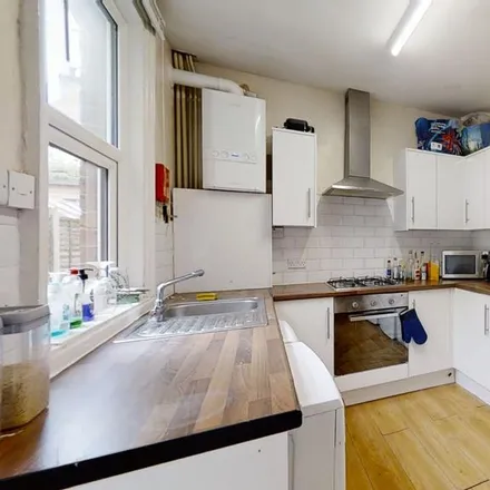 Rent this 5 bed townhouse on 47 Wadbrough Road in Sheffield, S11 8RG