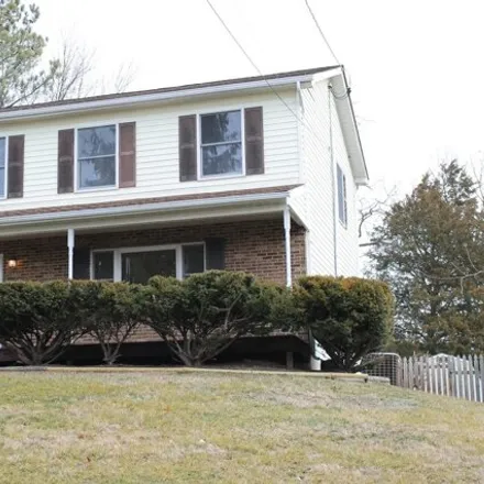 Rent this 3 bed house on 167 Cloverdale Court in Frederick County, VA 22602