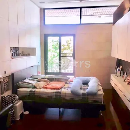 Rent this 6 bed apartment on Nakhon Thai Soi 15 in Yan Nawa District, Bangkok 10120