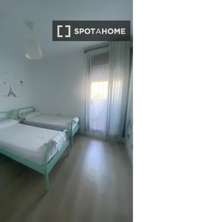 Rent this 3 bed room on Instituto de Educación Secundaria Fernando de los Ríos in Calle Nuestra Señora de las Candelas, 15