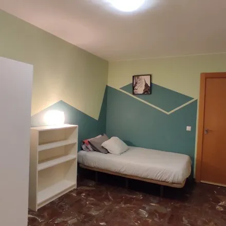 Rent this 5 bed room on Calle de Pablo Sarasate in 5, 50010 Zaragoza