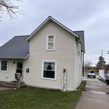 Buy this 3 bed house on 531 East Maple Street in Maquoketa, IA 52060