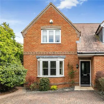 Buy this 4 bed house on Woodstock Road in Yarnton, OX5 1PW