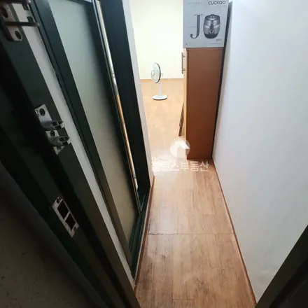 Rent this studio apartment on 서울특별시 송파구 삼전동 65-12