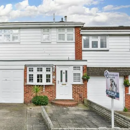Buy this 3 bed townhouse on High Meadows in Grange Hill, Chigwell