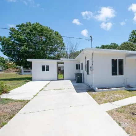 Rent this 3 bed house on 1020 South 15th Street in Glidden Park, Fort Pierce