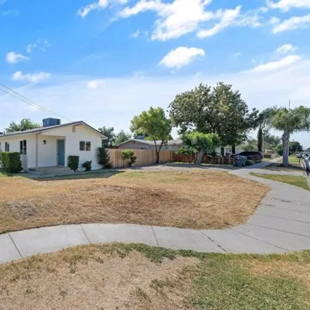Buy this 3 bed house on Maple Elementary School in 640 West Cross Avenue, Tulare
