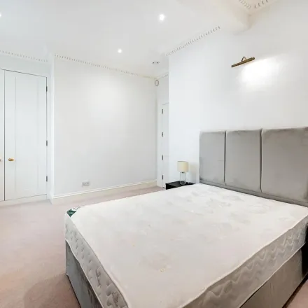 Rent this 2 bed apartment on 18 Curzon Street in London, W1J 7SX